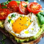 Avocado Toast mit Ei und Tomaten
