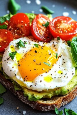 Avocado Toast mit Ei und Tomaten