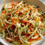 Kohlrabi Karotten Apfel Salat mit Nüssen & frischen Kräutern