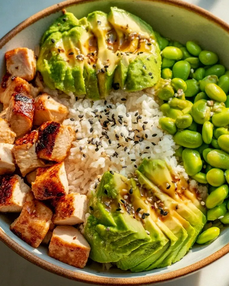 Protein Power Bowl: Hähnchen, Edamame & Avocado Genuss!